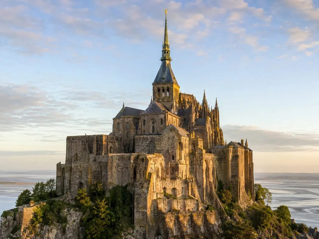 L&rsquo;abbaye du Mont-Saint-Michel vue depuis la baie