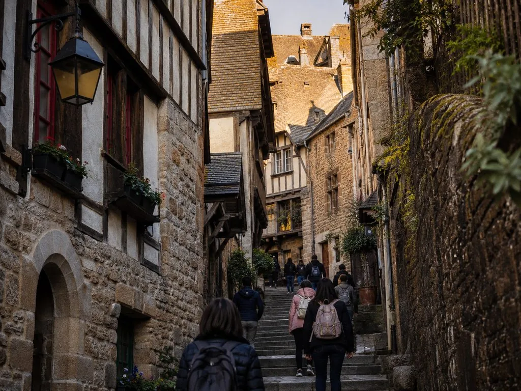 La Grande Rue du village, à l&rsquo;intérieur des remparts