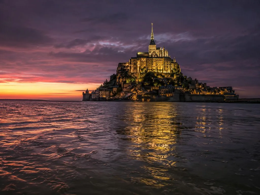 La marée montante autour du Mont-Saint-Michel