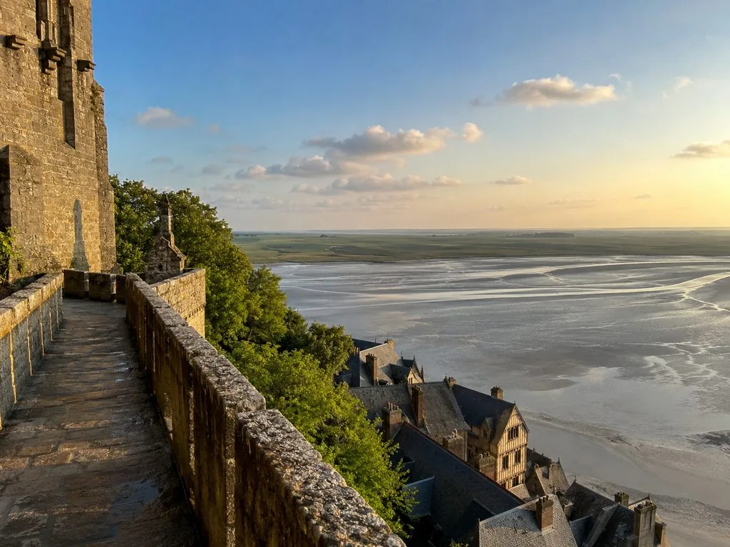 Les remparts du Mont-Saint-Michel et la baie